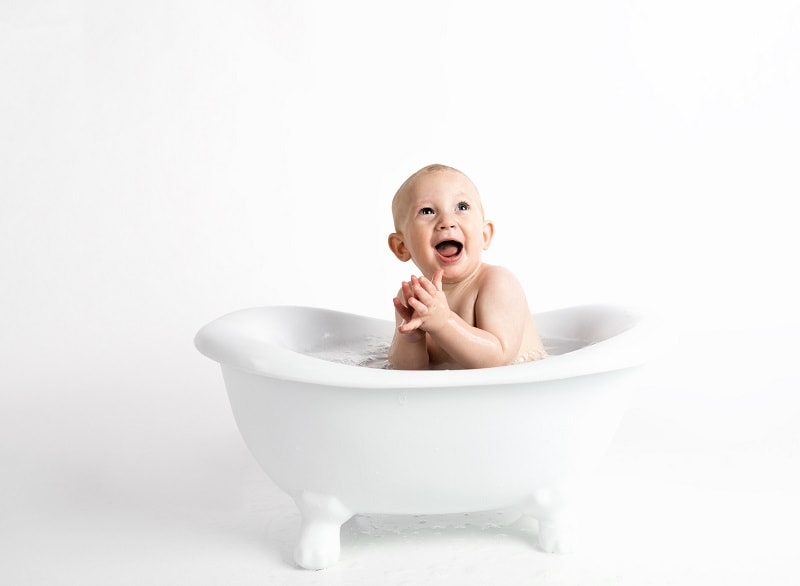 الاهتمام بنظافة الطفل حديث الولادة بشكل عام